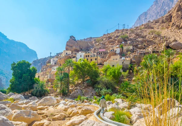 Vista de un oasis con sistema de riego típico falaj en el Wadi Tiwi en Omán . —  Fotos de Stock