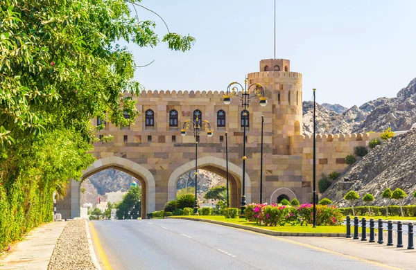 Vista do portão velho para a cidade velha de Mascate, Omã. — Fotografia de Stock