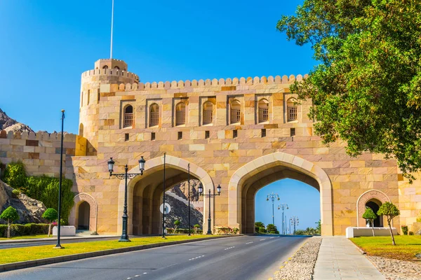 Vue de l'ancienne porte de la vieille ville de Mascate, Oman. — Photo