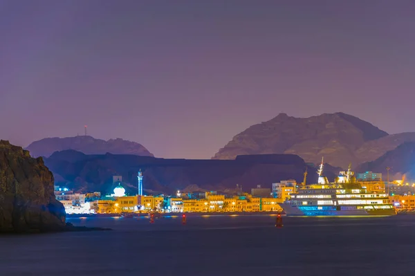 Vista do distrito de Muttrah em Muscat, Omã durante a noite . — Fotografia de Stock