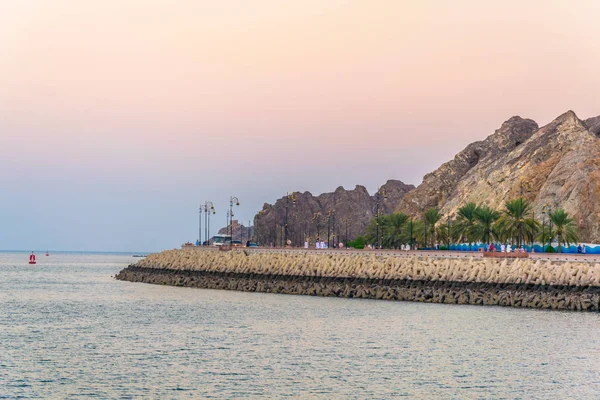 Blick auf die Corniche Road in Muscat, oman. — Stockfoto