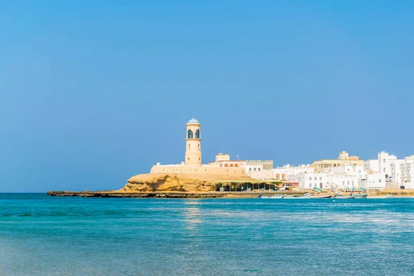 Вид на місто Аль-Аджа з пляжу в місті Сур, Оман. — стокове фото
