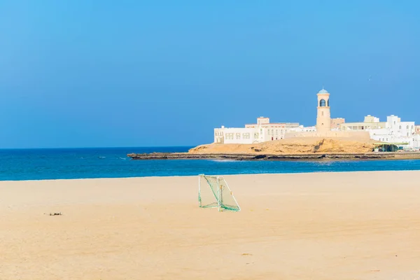 Вид на місто Аль-Аджа з пляжу в місті Сур, Оман. — стокове фото