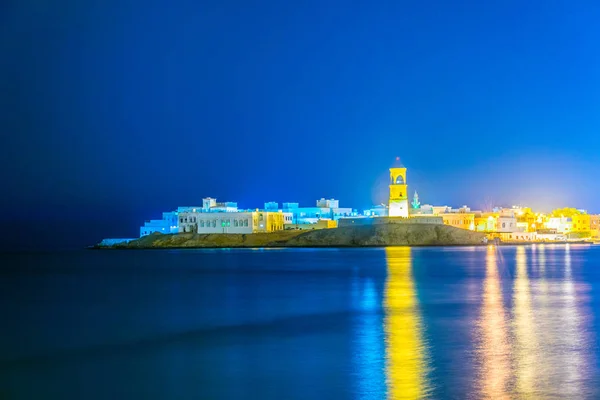 Widok na Al Ayjah miasta z plaży w sur w nocy, Oman. — Zdjęcie stockowe