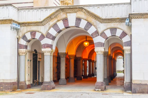 Главный вход в монументальный комплекс Cimitero в Милане, Италия — стоковое фото