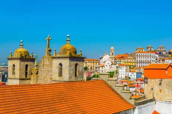 Vista aérea de Oporto capturando la catedral y la iglesia de San Benedicto Victoria — Foto de Stock