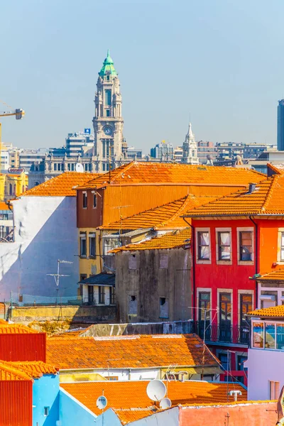 Utsyn over porto dominert av rådhustårnet i Portugal . – stockfoto