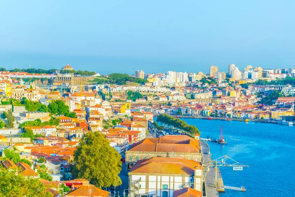 Luftaufnahme von Porto mit dem Kloster da Serra do Pilar und Weinkellern, portugal. — Stockfoto