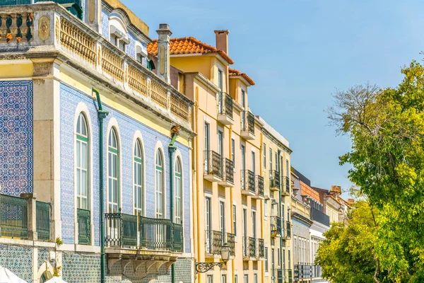 Colourful facades of houses in Lisbon, Portugal. — Stock Photo, Image