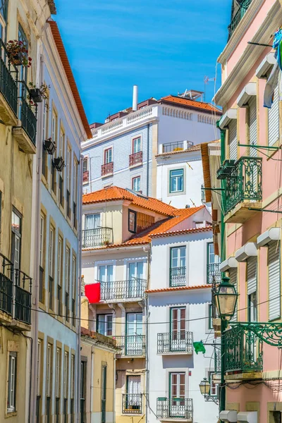 Coloridas fachadas de casas en Lisboa, Portugal . — Foto de Stock