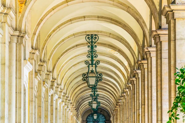 Részlet egy arcade környező Praca do Comercio Lisszabonban, Portugáliában. — Stock Fotó