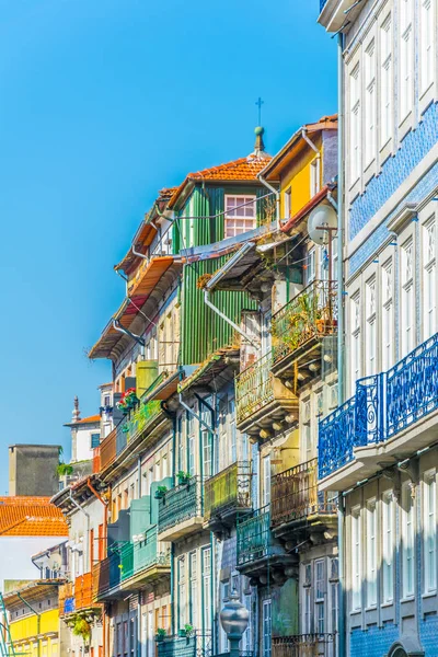 Kleurrijke gevels van huizen in Lissabon, Portugal. — Stockfoto