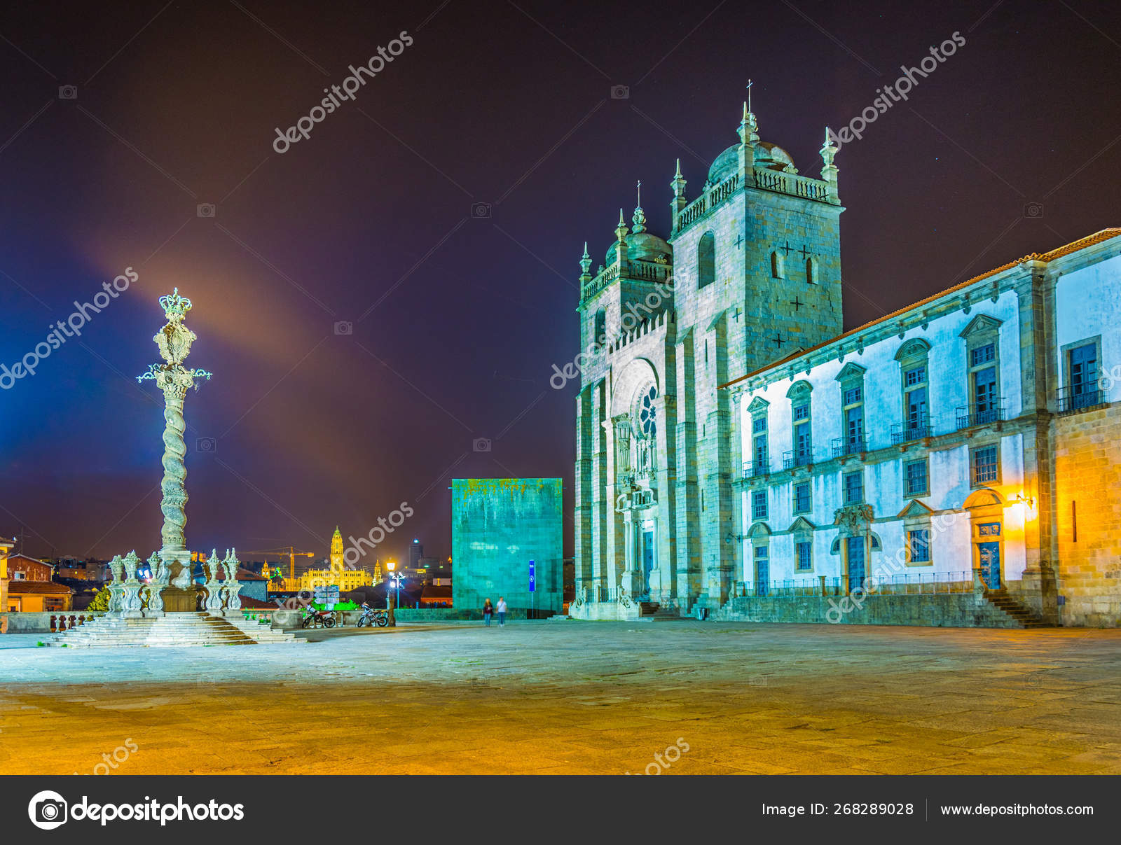 Porto, Portugal - 27 september, 2018: Group of tourists looks at map on  stairs of Pillory of Porto against Se cathedral, Portugal Stock Photo -  Alamy