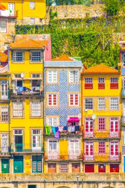 Porto, Portekiz'de douro nehri boyunca renkli evler.