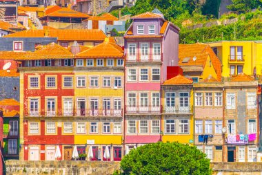 Porto, Portekiz'de douro nehri boyunca renkli evler.