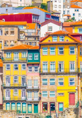 Porto, Portekiz'de douro nehri boyunca renkli evler.