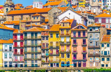 Porto, Portekiz'de douro nehri boyunca renkli evler.