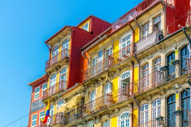 Porto, Portekiz'de douro nehri boyunca renkli evler.