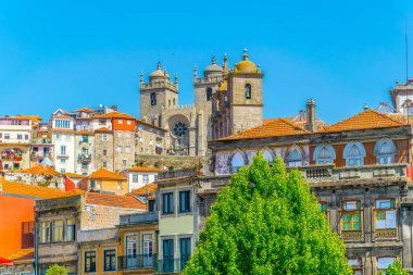 Porto'da evlerin renkli cepheleri katedralle çevrili