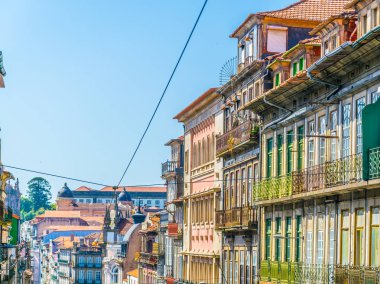 Porto, Portekiz'de douro nehri boyunca renkli evler.