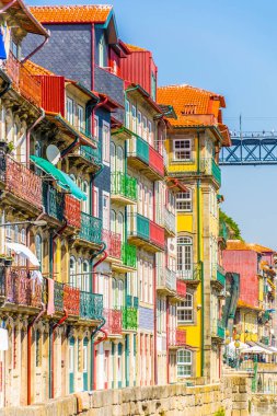 Porto, Portekiz'de douro nehri boyunca renkli evler.