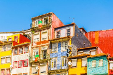 Porto, Portekiz'de douro nehri boyunca renkli evler.