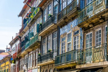 Porto, Portekiz'de douro nehri boyunca renkli evler.