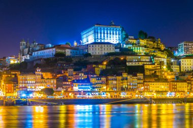 Bir piskoposluk sarayı, torre dos clerigos ve Porto, Portekiz renkli evlerin Gece görünümü.