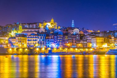 Torre dos clerigos ve Porto, Portekiz renkli evlerin Gece görünümü.