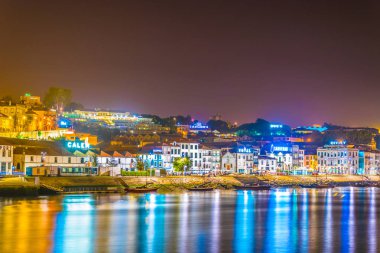 Porto, Portekiz'de Douro nehri boyunca yer alan şarap mahzenlerinin gece panoraması.