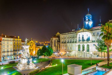 Porto Palacio da Bolsa Gece görünümü, Portekiz.