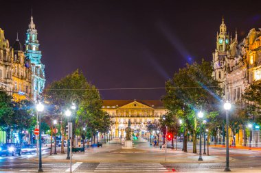Dom Pedro Iv Heykeli ve Porto belediye binasının gece görünümü, Portekiz.
