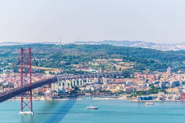puente 25 de abril bridge in Lisbon, Portekiz.