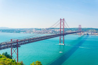 puente 25 de abril bridge in Lisbon, Portekiz.