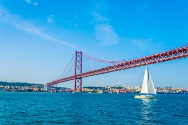 puente 25 de abril bridge in Lisbon, Portekiz.
