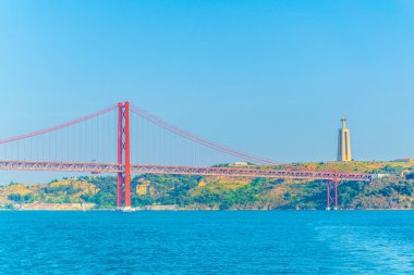 Puente 25 de abril köprü Lizbon, Portekiz İsa Mesih'in Cristo Rei anıt ile.