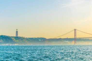 Puente 25 de abril köprü Lizbon, Portekiz İsa Mesih'in Cristo Rei anıt ile.