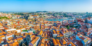Piskoposluk sarayı, manastır da serra do pilar ve torre dos clerigos katedrali de dahil olmak üzere Porto Panorama görünümü, Portekiz.