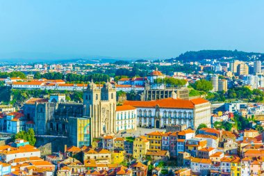 Piskoposluk sarayı, manastır da serra do pilar ve torre dos clerigos katedrali de dahil olmak üzere Porto Panorama görünümü, Portekiz.