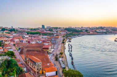Porto, Portekiz'de douro nehri boyunca yer alan şarap mahzenlerinin panoraması.