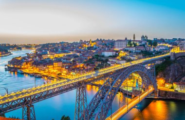 Gece boyunca porto panorama görünümü.
