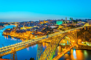 Gece boyunca porto panorama görünümü.