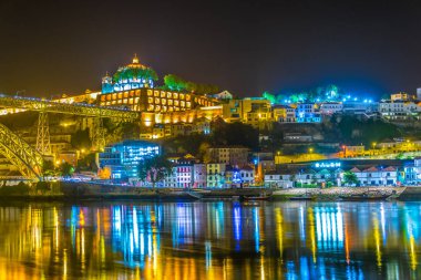 Porto 'da manastır da serra do pilar ve I. Luis gece boyunca köprü, Portekiz.