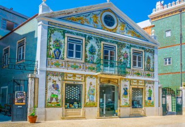 Lizbon, Portekiz dekore edilmiş cepheli bir evin görünümü.