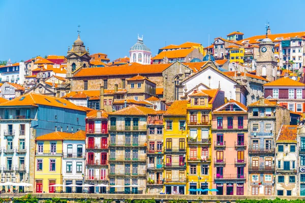 포르투갈 포르투의 도우로 강을 따라 다채로운 주택. — 스톡 사진
