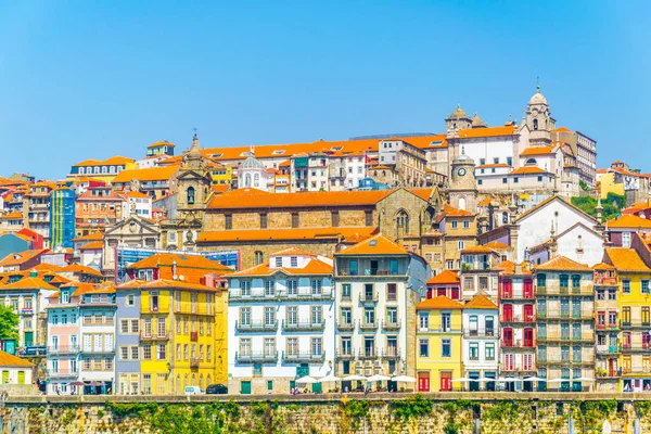 Casas coloridas a lo largo del río douro en Oporto, Portugal . — Foto de Stock