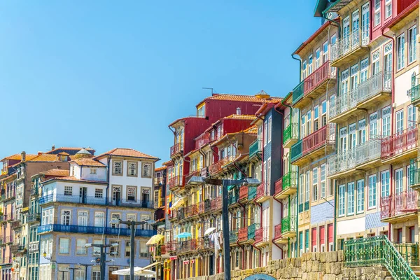 Kleurrijke huizen langs de rivier de Douro in Porto, Portugal. — Stockfoto