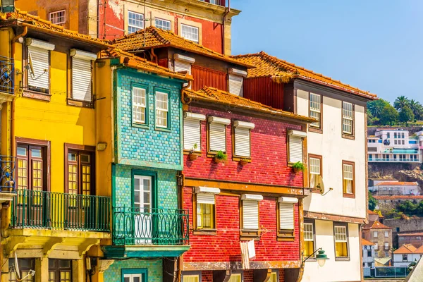 Kleurrijke huizen langs de rivier de Douro in Porto, Portugal. — Stockfoto