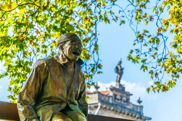 Famous sculpture Treze a Rir uns dos Outros in Porto, Portugal. — Stock Photo, Image