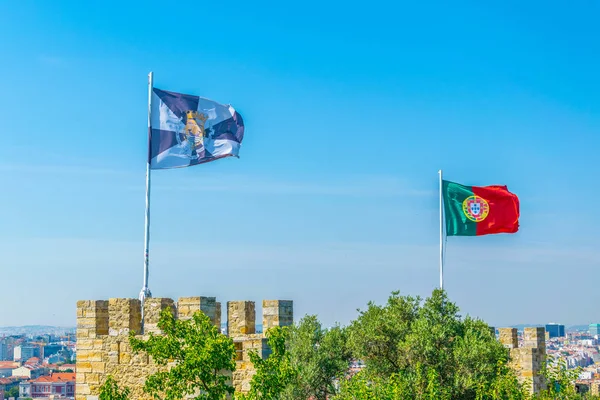 Flags of Lisbon and portugal waving over the saint george castle. — Stock Photo, Image